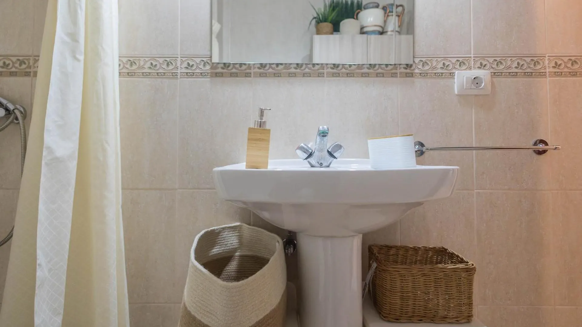 Cozy House Mesa Y Lopez-1Br & Courtyard Apartment Las Palmas de Gran Canaria Spain